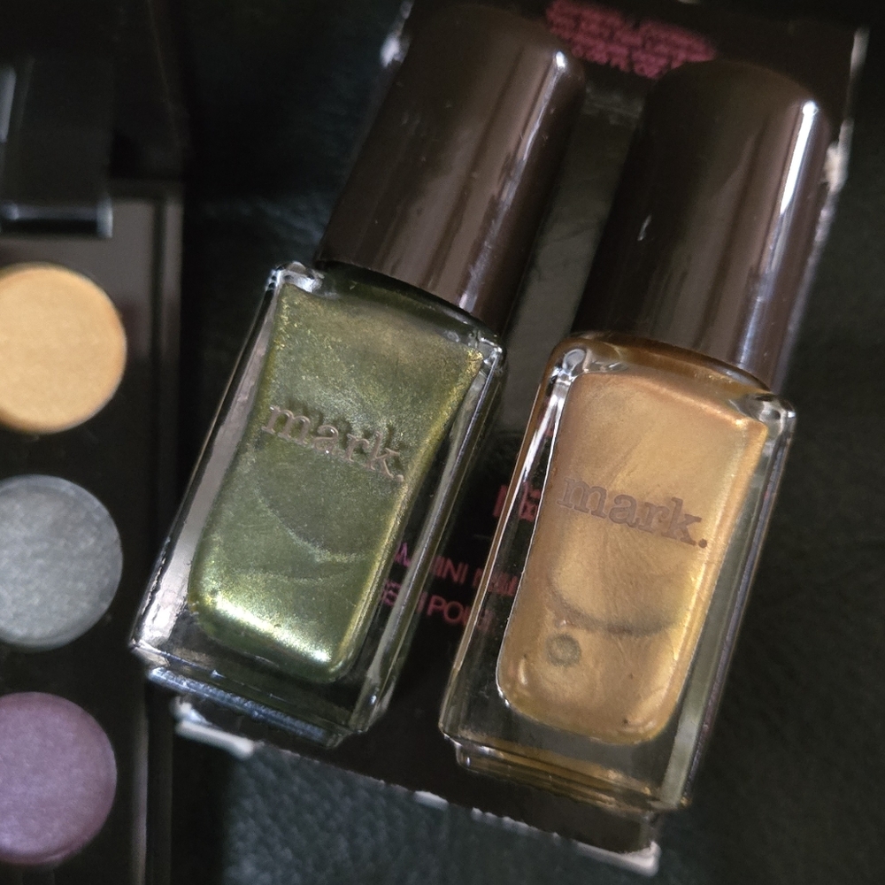 mark. Vibrant Eyeshadow Palette & Mini Metalic Nail Lacquer Duo HOST PICK!🎉🎊 - Picture 3 of 3